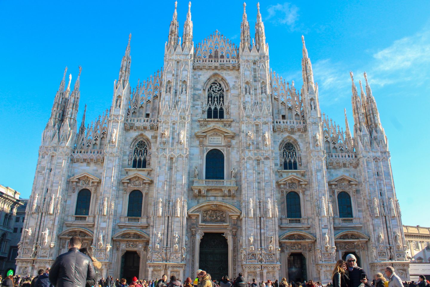 One day trip to Milan. Couple adventure.